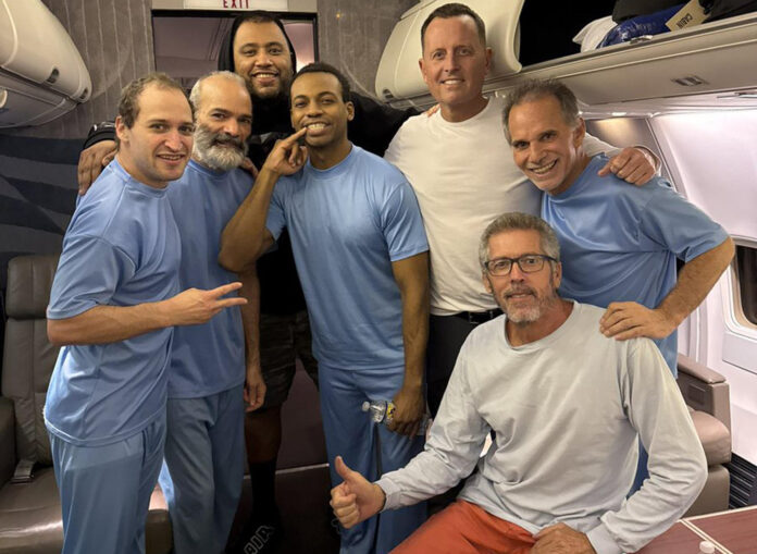 Venezuela libera a seis estadounidenses tras visita a Caracas de enviado especial de Trump , Richard Grenell (3d), acompañado de seis estadounidenses volando de regreso a su país.
