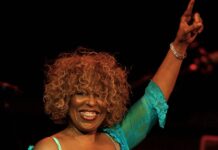 Roberta Flack, cantante R&B de 'Killing Me Softly With His Song', fallece a los 88 años Roberta Flack,