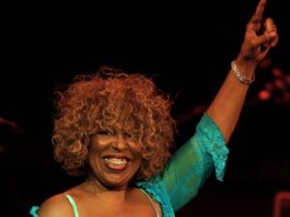 Roberta Flack, cantante R&B de 'Killing Me Softly With His Song', fallece a los 88 años Roberta Flack,