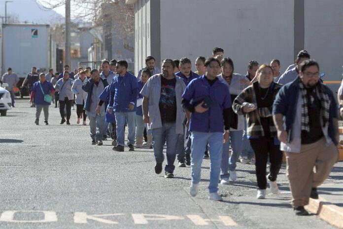 Trabajadores caminan luego de una jornada laboral en una maquiladora el 17 de febrero de 2025, en Ciudad Juárez (2)