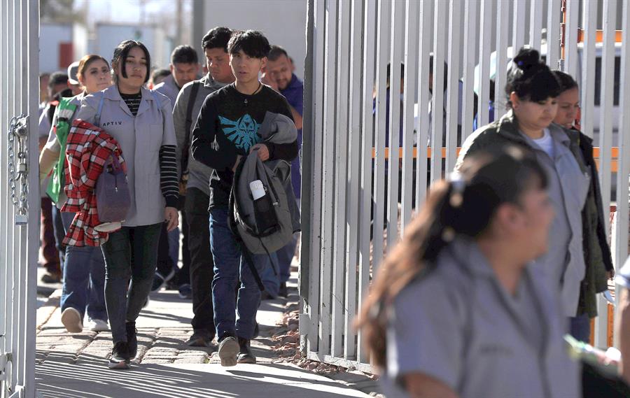 Trabajadores caminan luego de una jornada laboral en una maquiladora el 17 de febrero de 2025, en Ciudad Juárez