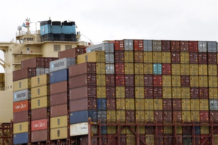 Una pila de containers esperan a ser transportados en el puerto e Oakland, California, Estados Unidos comercio