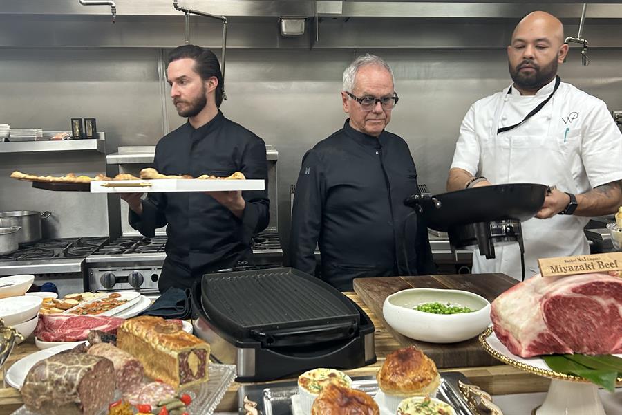 Wolfgang Puck (c), chef de los Óscar, supervisa las preparaciones junto a su hijo Byron Puck (i) y un ayudante de cocina