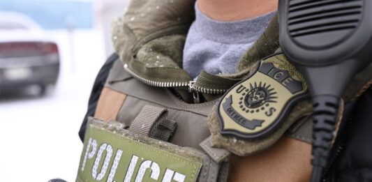 agente de su Oficina de Detención y Deportación