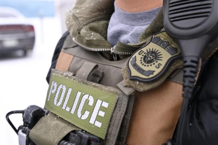 agente de su Oficina de Detención y Deportación