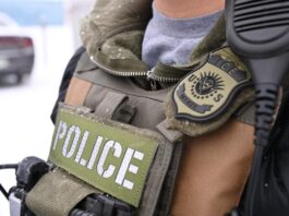 Red de Jornaleros de EE.UU. vigilará caso de activista salvadoreña detenida, dice abogado agente de su Oficina de Detención y Deportación (ERO) durante una redada en Denver,
