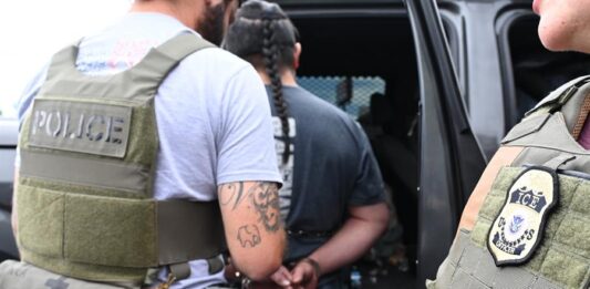 agentes de ICE arrestado una persona en Denver, Colorado