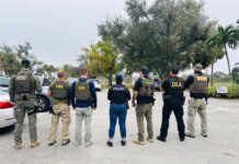 Trump, abierto a enviar a otros países a ciudadanos de EE.UU. condenados por crímenes agentes de diferentes dependencias de seguridad, en Fort Myers, Florida