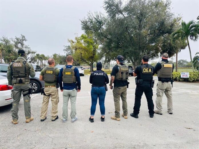 agentes de diferentes dependencias de seguridad, en Fort Myers, Florida