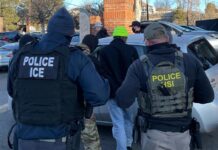 agentes durante el arresto de uno de los miembros de la pandilla Tren de Aragua en Aurora, Colorado
