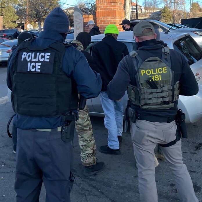 agentes durante el arresto de uno de los miembros de la pandilla Tren de Aragua en Aurora, Colorado agentes durante el arresto de uno de los miembros de la pandilla Tren de Aragua en Aurora, Colorado