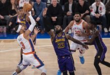 alen Brunson (i) de los Knicks disputa un balón con LeBron James (c) de los Lakers e