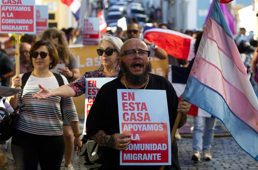 arias personas protestan en contra de la pol&iacute;tica migratoria del presidente de Estados Unidos, Donald Trump, este jueves, en San Juan (2)