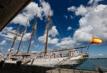 buque escuela Juan Sebastián de Elcano a sus llegada este viernes, al puerto de Salvador