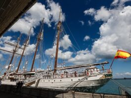 buque escuela Juan Sebastián de Elcano a sus llegada este viernes, al puerto de Salvador