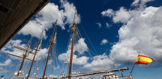 buque escuela Juan Sebastián de Elcano a sus llegada este viernes, al puerto de Salvador