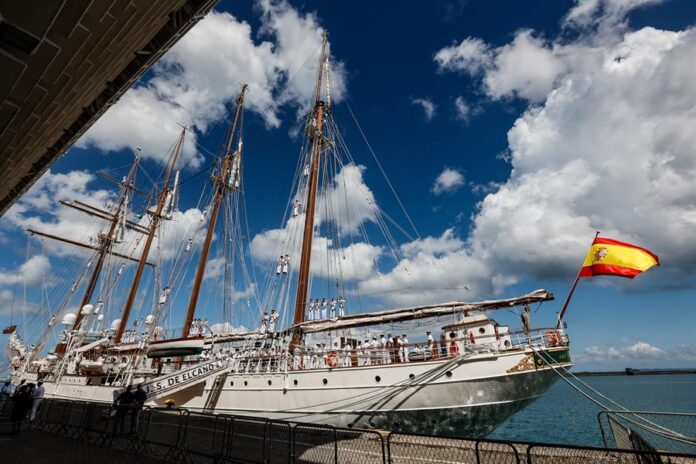 buque escuela Juan Sebastián de Elcano a sus llegada este viernes, al puerto de Salvador