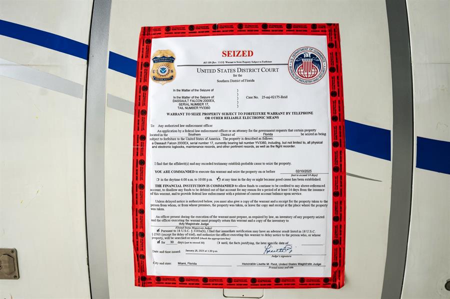 documento con el que fue confiscando un avión en el aeropuerto La Isabela este jueves, en Santo Domingo