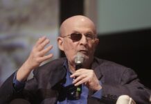 el escritor Salman Rushdie