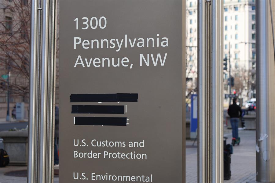 entrada del edificio Ronald Reagan con el nombre tapado de la Agencia de Estados Unidos para el Desarrollo Internacional