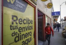 La frontera norte de México percibe un aumento en las remesas por el temor a Trump establecimiento de envío de dinero este lunes, en Tijuana (2)