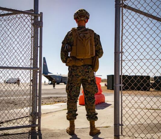 Cuba reporta por primera una devolución de migrantes irregulares tras el regreso de Trump integrante del servicio militar estadounidense custodiando la entrada como parte de la Operación Guardia Sur en la Estación Naval de la Bahía de Guantánamo