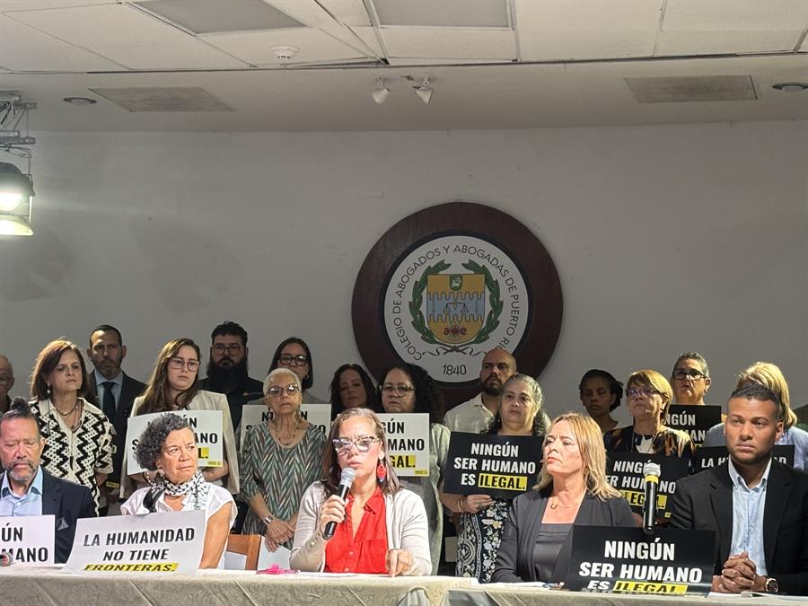 integrantes de diversas organizaciones en apoyo a los migrantes durante una conferencia, en el Colegio de Abogados y Abogadas de San Juan