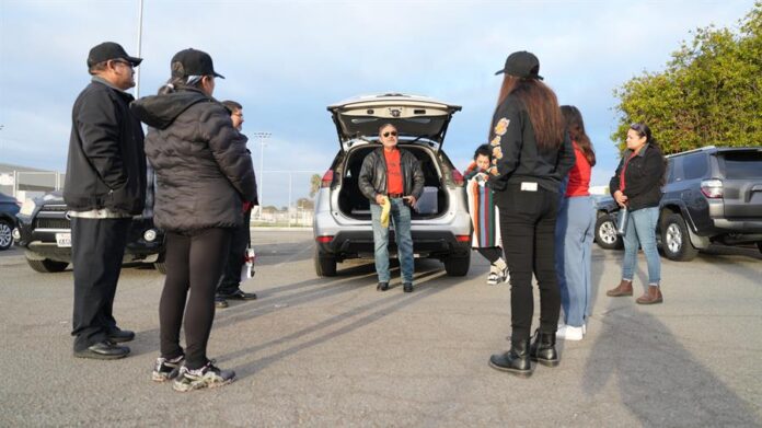 integrantes de la llamada 'Patrulla comunitaria' recibiendo instrucciones antes de salir en un recorrido por los barrios de familias inmigrantes integrantes de la llamada 'Patrulla comunitaria' recibiendo instrucciones antes de salir en un recorrido por los barrios de familias inmigrantes