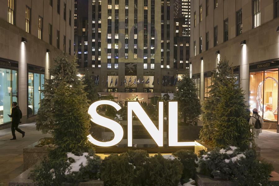 letras luminosas conmemorativas del especial del 50 aniversario del programa Saturday Night Live