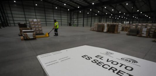 material electoral en una bodega este sábado, en Quito