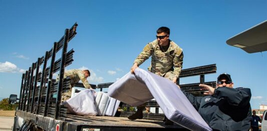 miembros del servicio militar estadounidense transportando elementos para los inmigrantes indocumentados