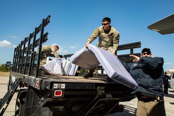 miembros del servicio militar estadounidense transportando elementos para los inmigrantes indocumentados