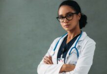 Más allá de la experiencia y la educación: La invisibilidad de las mujeres hispanas en el liderazgo en el sector de la salud mujeres hispanas