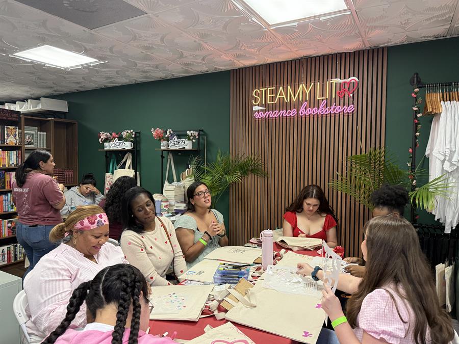mujeres participando en un taller en la librer&iacute;a romance Steamy Lit, en Miami