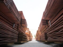 planchas de cobre en las instalaciones de la mina de cobre y oro a cielo abierto de Chuquicamata