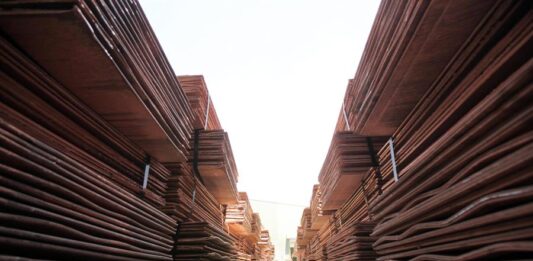 planchas de cobre en las instalaciones de la mina de cobre y oro a cielo abierto de Chuquicamata