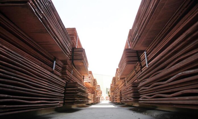 planchas de cobre en las instalaciones de la mina de cobre y oro a cielo abierto de Chuquicamata
