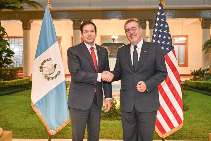 presidente de Guatemala, Bernardo Arévalo de León (d) junto al secretario de Estado de Estados Unidos, Marco Rubio