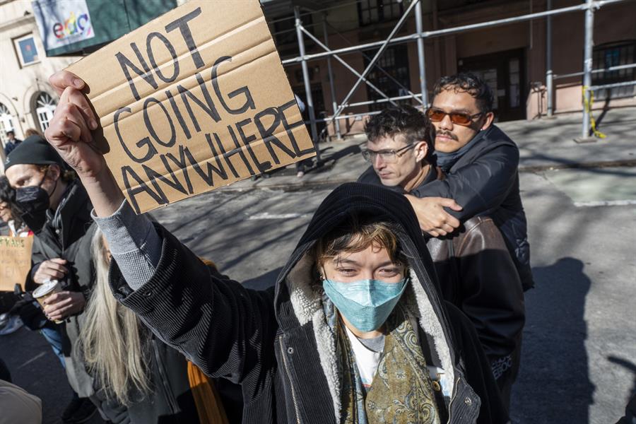 protesta contra medidas antitrans impulsadas por el presidente de Estados Unidos, Donald Trump, este viernes, en la plaza Stonewall en Nueva York (2)