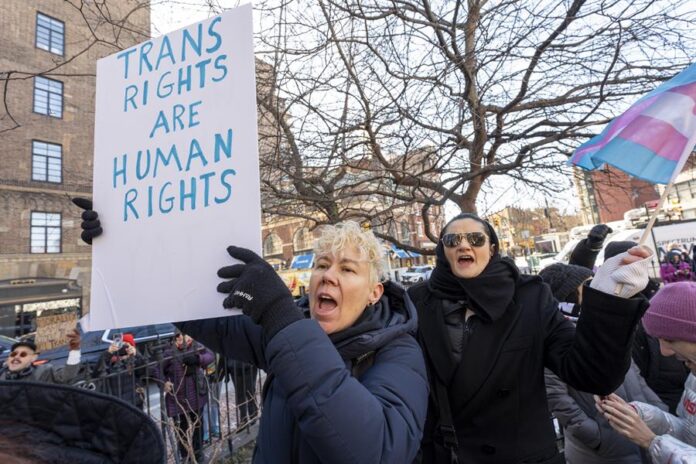 protesta contra medidas antitrans impulsadas por el presidente de Estados Unidos, Donald Trump, este viernes, en la plaza Stonewall en Nueva York (3)