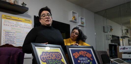 representantes de la asociación Voces de Mujeres en Acción y la Red Necesito Abortar, Vanessa Jiménez (i) y Sandra Cardona