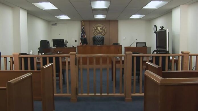 sala vacía de un tribunal de inmigración estadounidense. sala vacía de un tribunal de inmigración estadounidense.