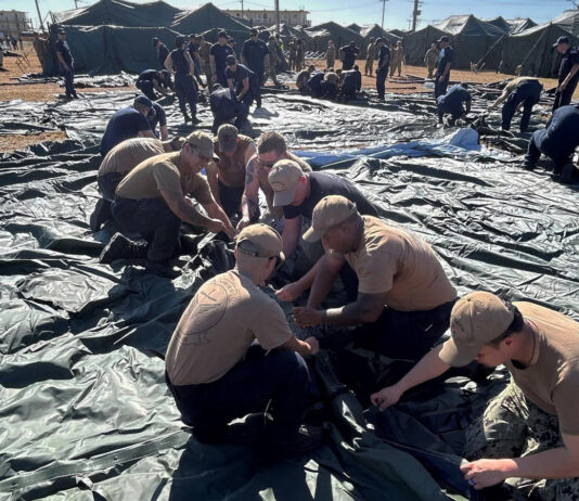 EE.UU. difunde un primer video del vuelo inicial hacia Guantánamo de migrantes arrestados tripulantes de USS St. Louis (LCS 19) trabajando en la expansión del Centro de Operaciones para Migrantes en la estación naval de la Bahía de Guantánamo