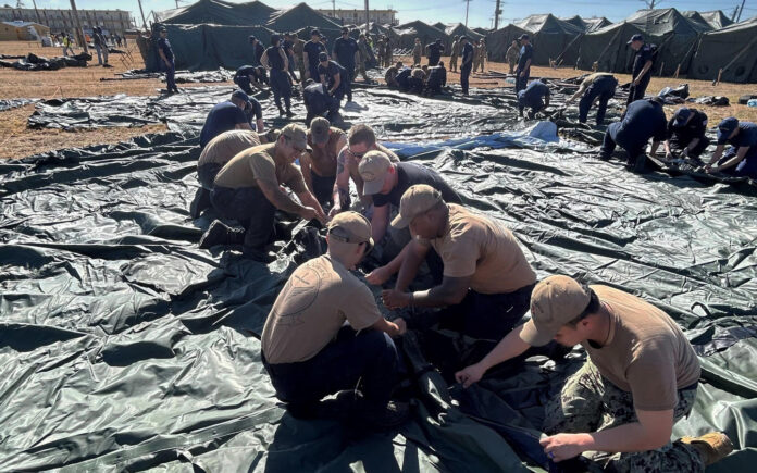 tripulantes de USS St. Louis (LCS 19) trabajando en la expansión del Centro de Operaciones para Migrantes en la estación naval de la Bahía de Guantánamo