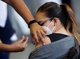 Gobernadora de Arizona ordena mayor acceso a la vacuna de covid-19 pese a límite federal La vacunación masiva en México cumple un año con avances y pendientes