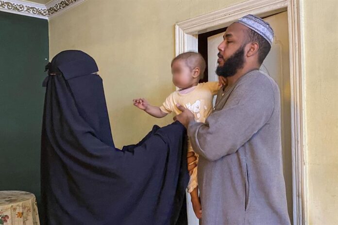 Ayman y Riyan, dos refugiados sudaneses de 33 años en El Cairo, huyeron de la guerra de Sudán en agosto de 2024 Ayman y Riyan, dos refugiados sudaneses de 33 años en El Cairo, huyeron de la guerra de Sudán en agosto de 2024