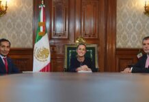 El secretario de Hacienda de México, Rogelio Ramírez de la O, deja el cargo Claudia Sheinbaum (c), durante el nombramiento de Rogelio Ramírez de la O (i), como asesor económico internacional, y a Edgar Amador Zamora
