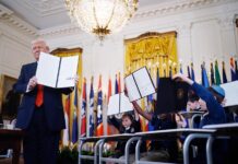 Trump firma una orden para desmantelar casi por completo el Departamento de Educación