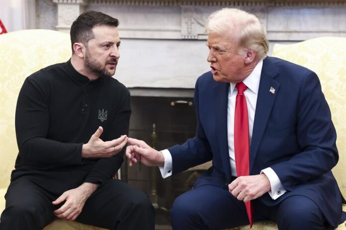 Donald Trump (d), habla con el presidente ucraniano Volodymyr Zelensky