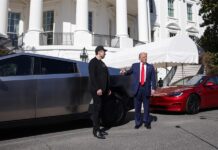 Donald Trump se sube a un Tesla en la Casa Blanca para subrayar su apoyo a Elon Musk Donald Trump se sube a un Tesla (2)